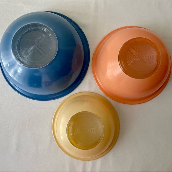 Vintage Pyrex Nesting Bowls Pastel Colors Clear Bottom, set of 3 - Picture 3 of 7